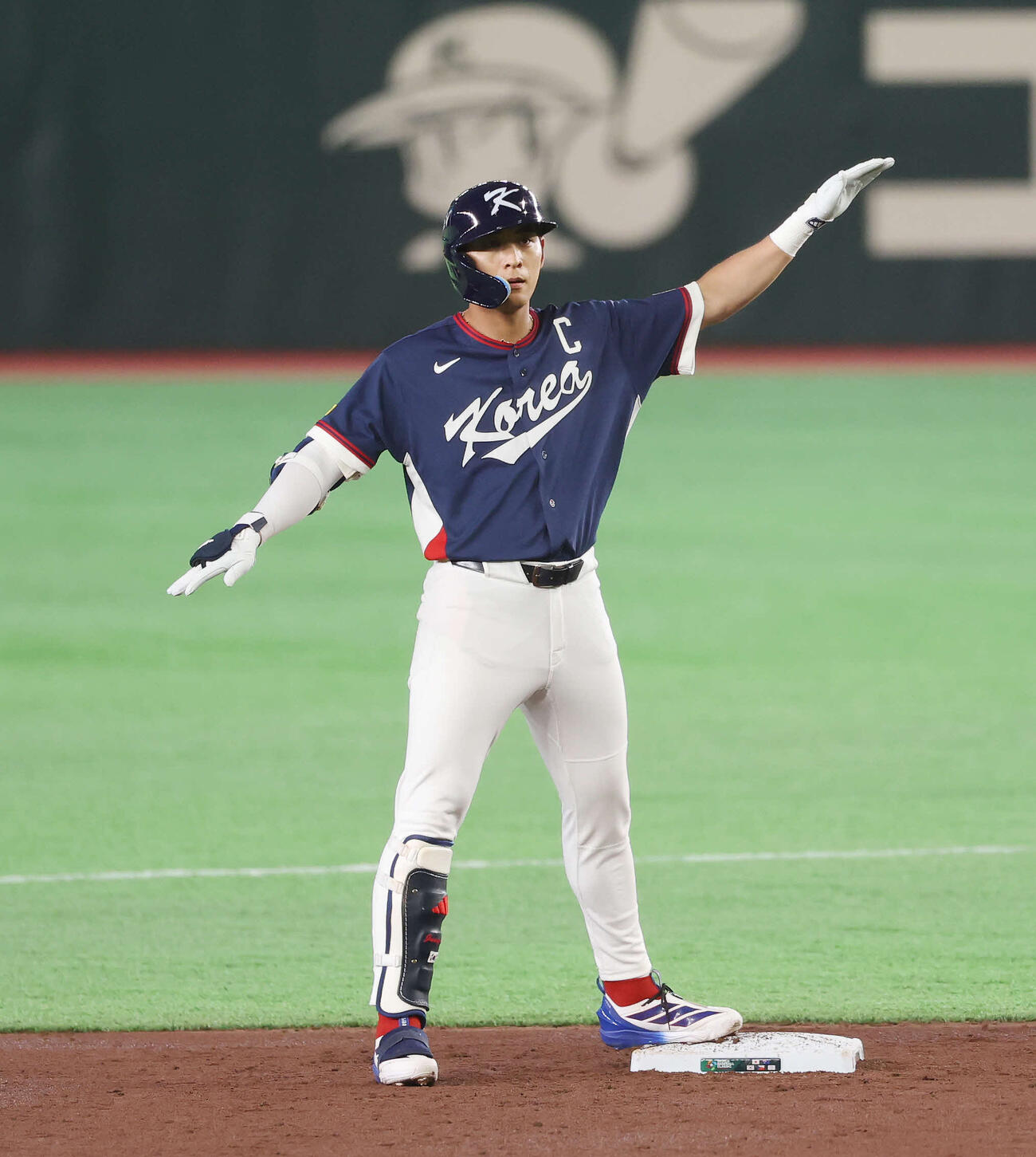 オーストラリア対韓国　3回表韓国無死二塁、中適時二塁打を放ちポーズをとる李政厚（撮影・宮地輝）