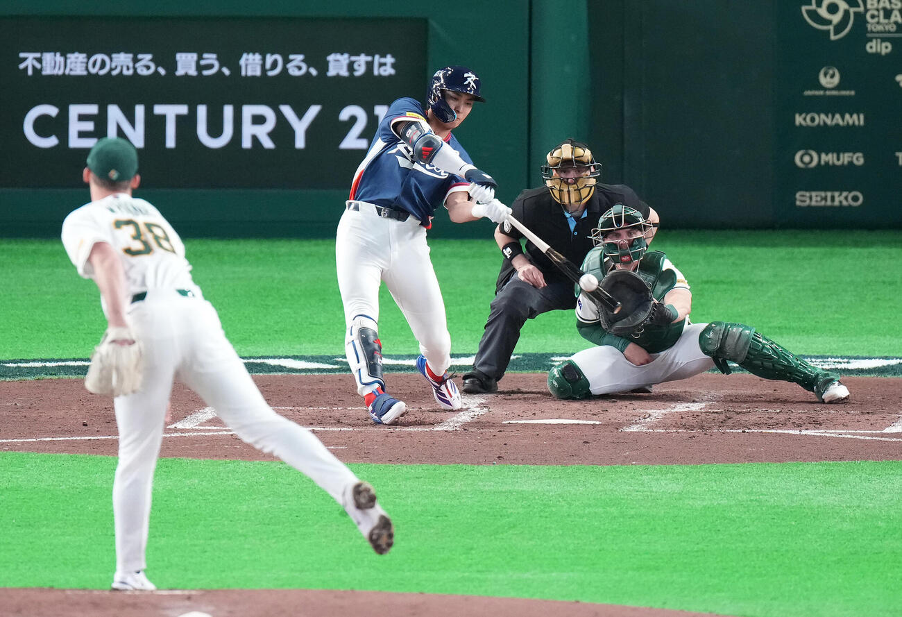 オーストラリア対韓国　3回表韓国無死二塁、適時二塁打を放つ李政厚。投手ウィン（撮影・鈴木みどり）