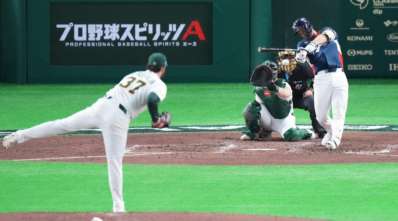 オーストラリア対韓国　8回表韓国無死、二塁打を放つ代打ウィットコム。投手オラフリン（撮影・鈴木みどり）