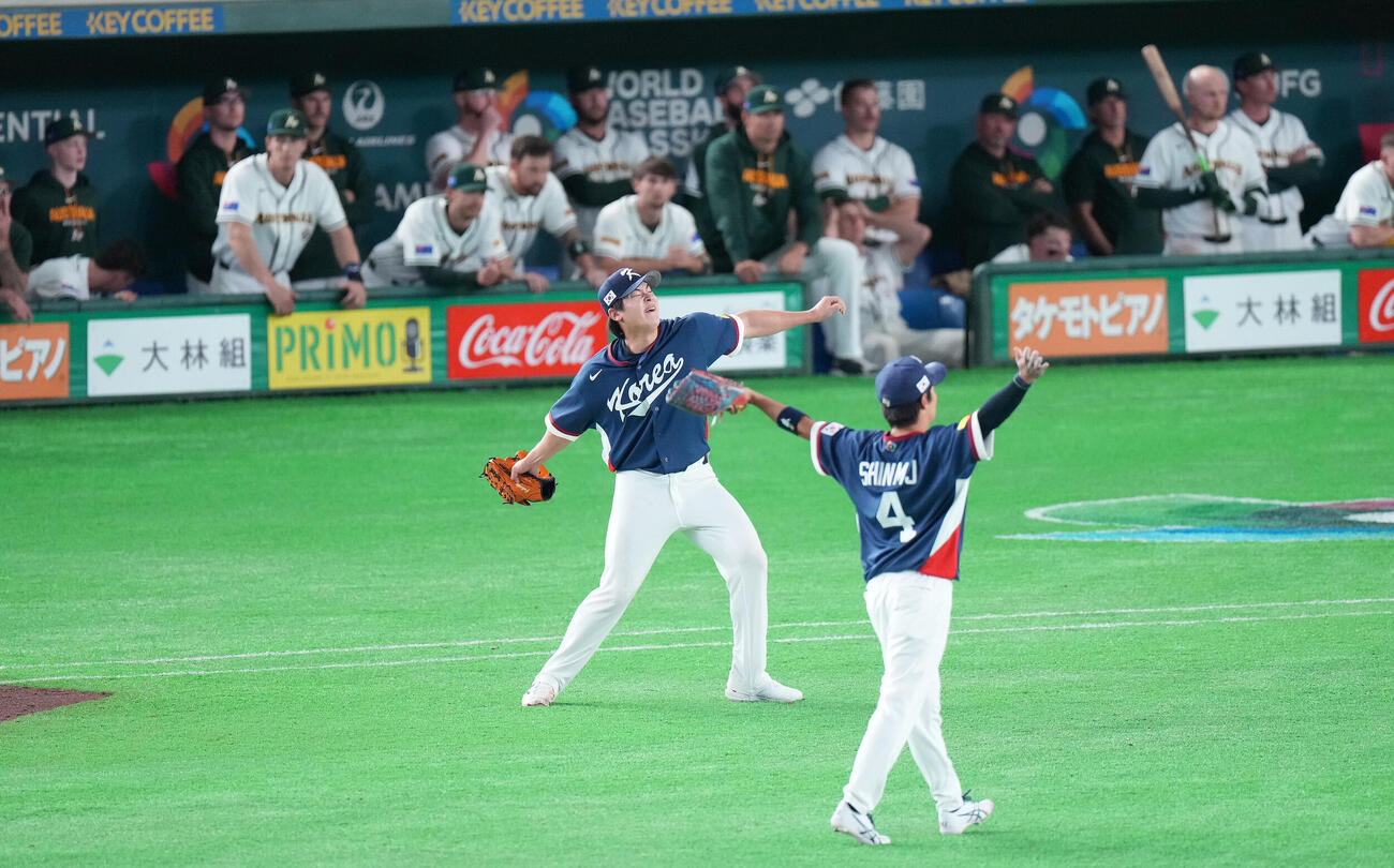 オーストラリア対韓国　オーストラリアに勝利し準々決勝進出を決めグラブを投げる趙丙■（■は火ヘンに玄）（撮影・鈴木みどり）