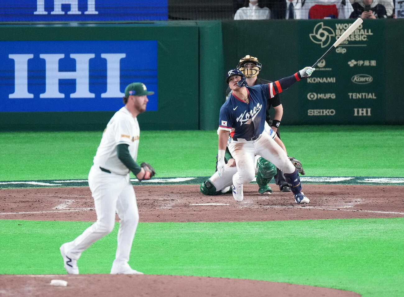 オーストラリア対韓国　9回表韓国1死一、三塁、中犠飛を放つ安賢民。投手オラフリン（撮影・鈴木みどり）