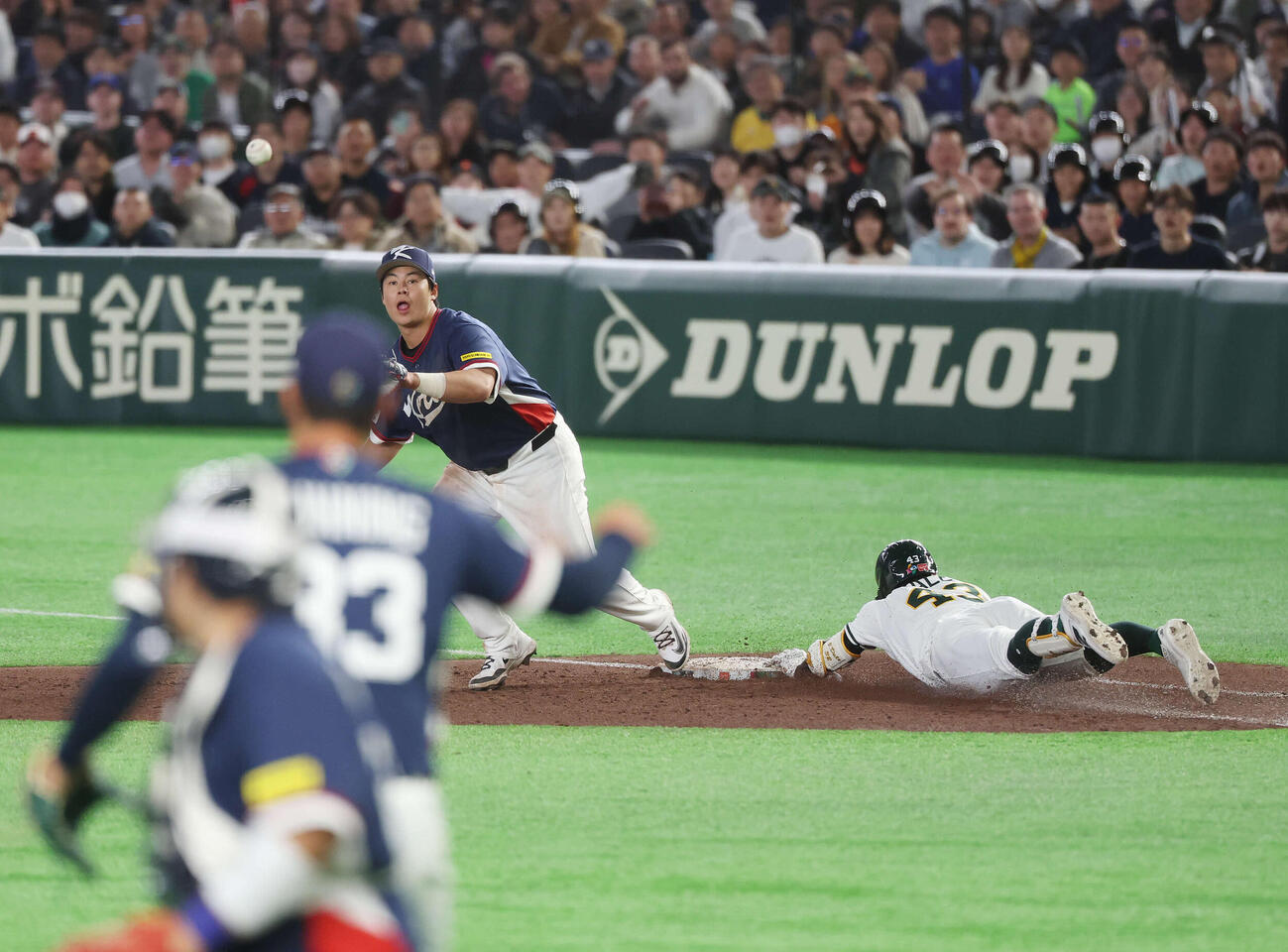 オーストラリア対韓国　7回裏オーストラリア無死一塁、ボテボテの内野安打でヘッドスライディングするデール（撮影・宮地輝）