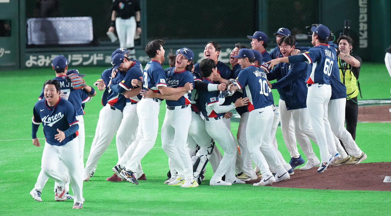 オーストラリア対韓国　オーストラリアに勝利し準々決勝進出を決め、歓喜する韓国ナイン（撮影・鈴木みどり）