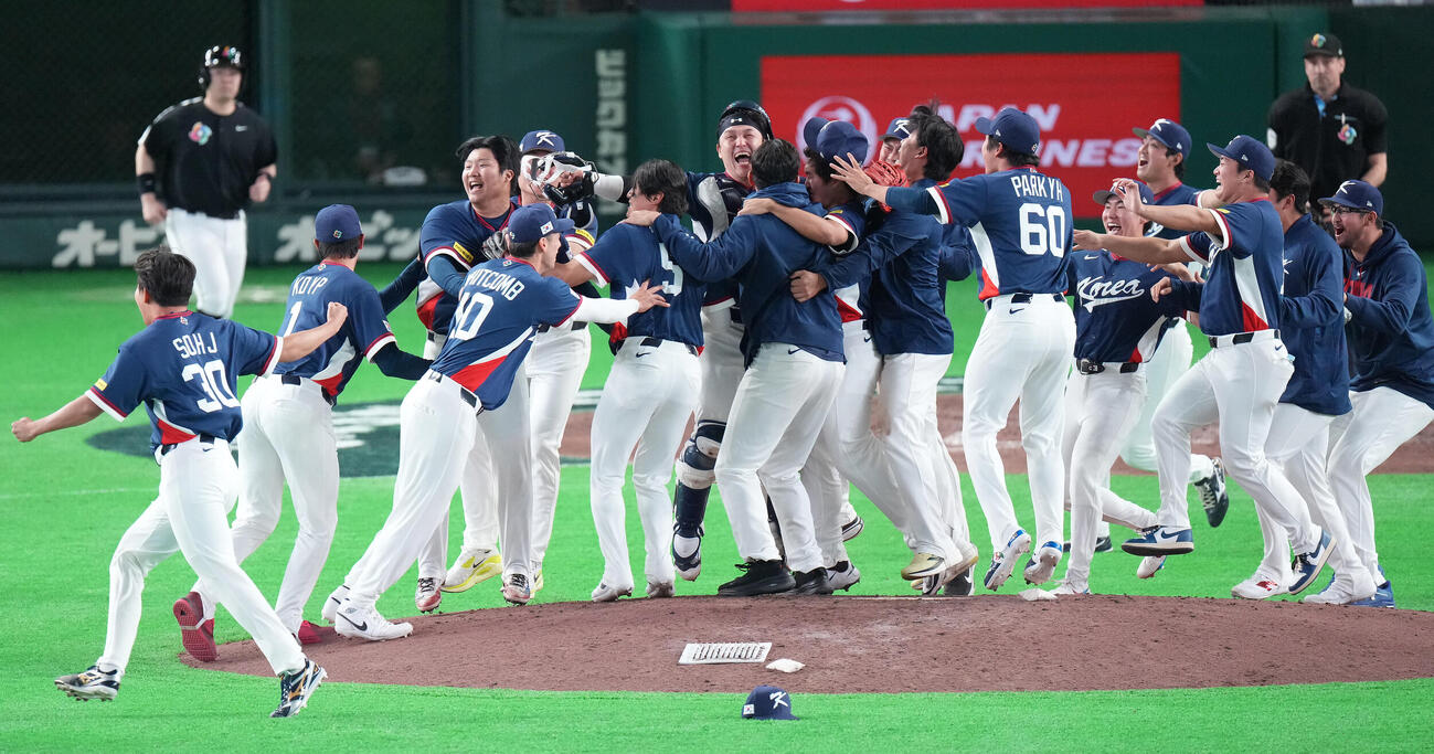 オーストラリア対韓国　オーストラリアに勝利し準々決勝進出を決め、歓喜する韓国ナイン（撮影・鈴木みどり）