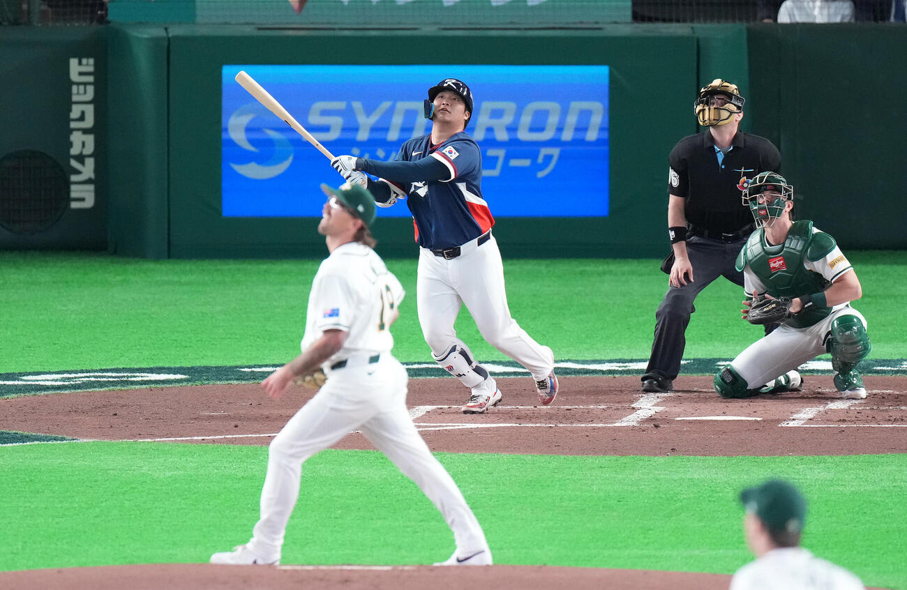 オーストラリア対韓国　2回表韓国無死一塁、先制の2点本塁打を放つ文保景。投手L・ウェルズ（撮影・鈴木みどり）