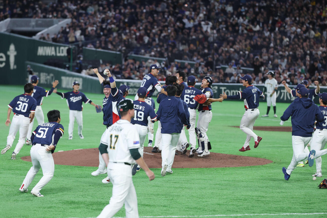 オーストラリア対韓国　準々決勝進出を決め歓喜する韓国の選手たち（撮影・宮地輝）