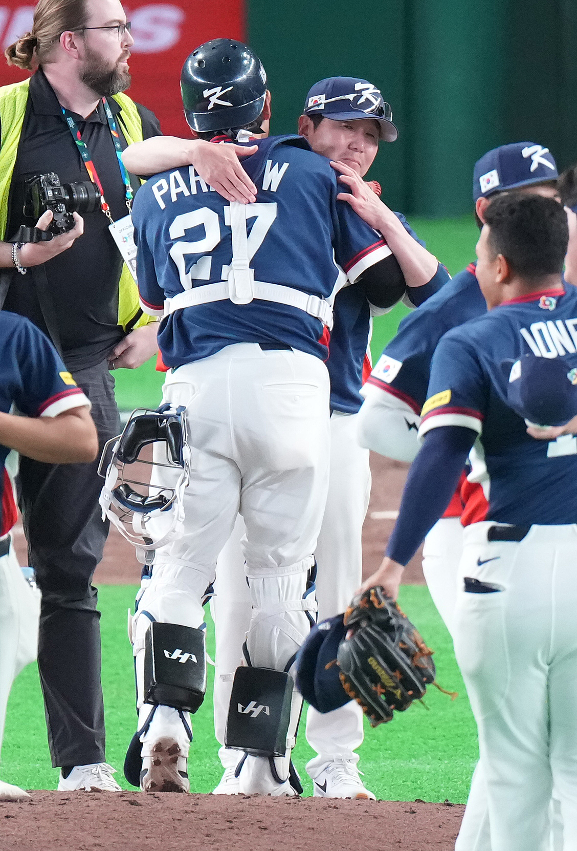 オーストラリア対韓国　オーストラリアに勝利し準々決勝進出を決め、朴東原とハグする韓国の柳志■（■は火ヘンに玄）監督（撮影・鈴木みどり）