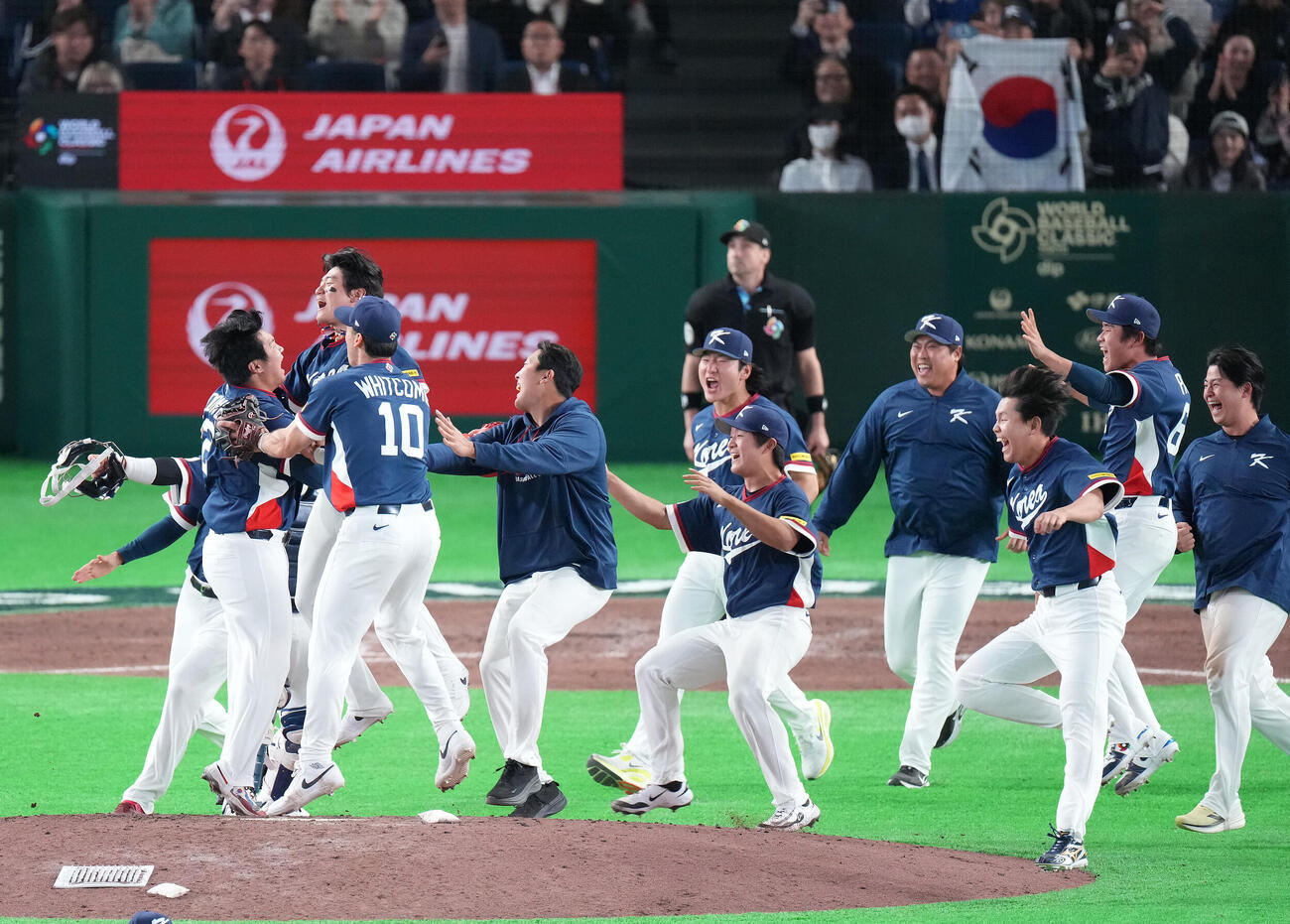 オーストラリア対韓国　オーストラリアに勝利し準々決勝進出を決め、歓喜する韓国ナイン（撮影・鈴木みどり）