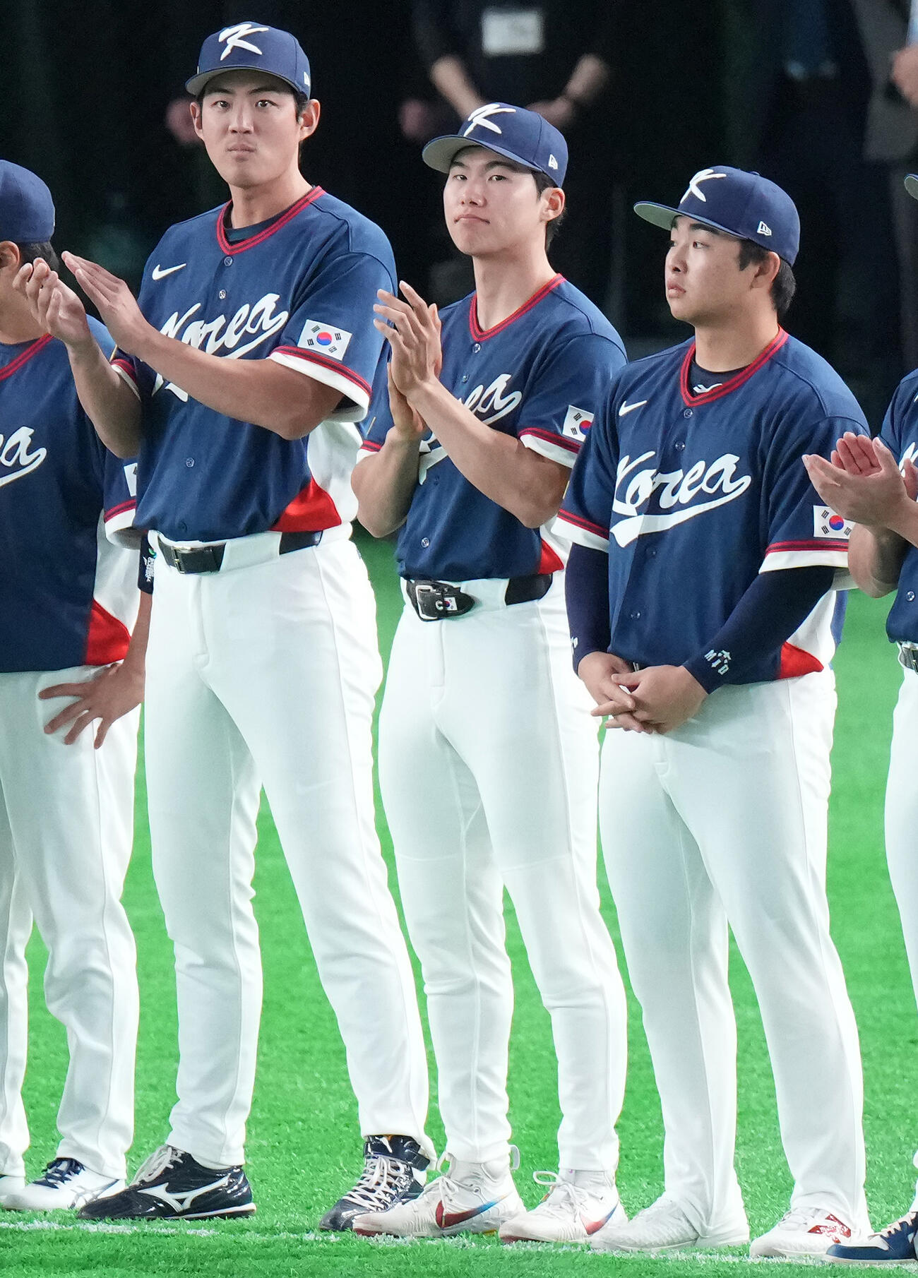 オーストラリア対韓国　試合前セレモニーに臨む金慧成（中央）（撮影・鈴木みどり）