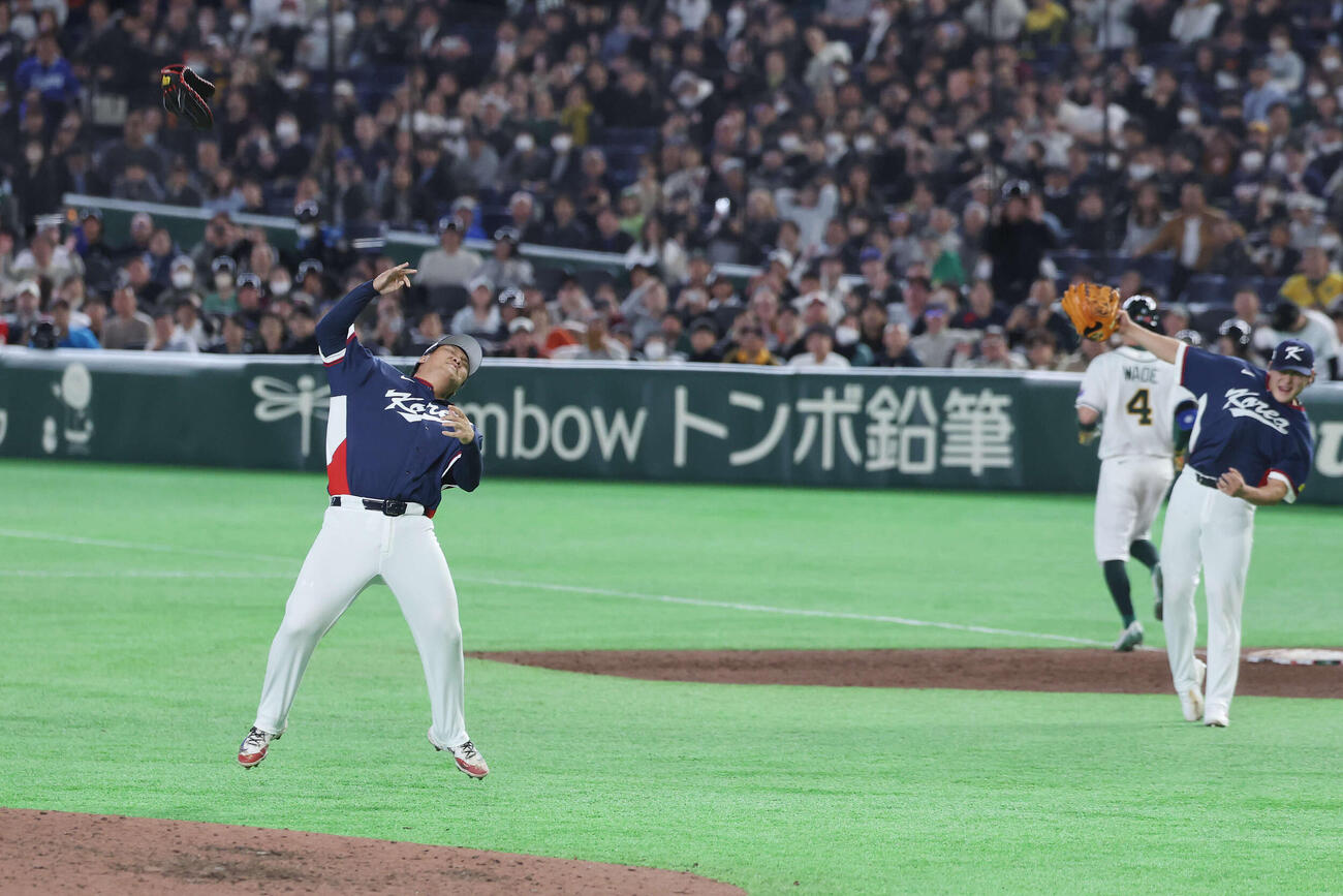 オーストラリア対韓国　準々決勝進出を決めグラブを投げる韓国趙丙■（■は火ヘンに玄）（撮影・宮地輝）