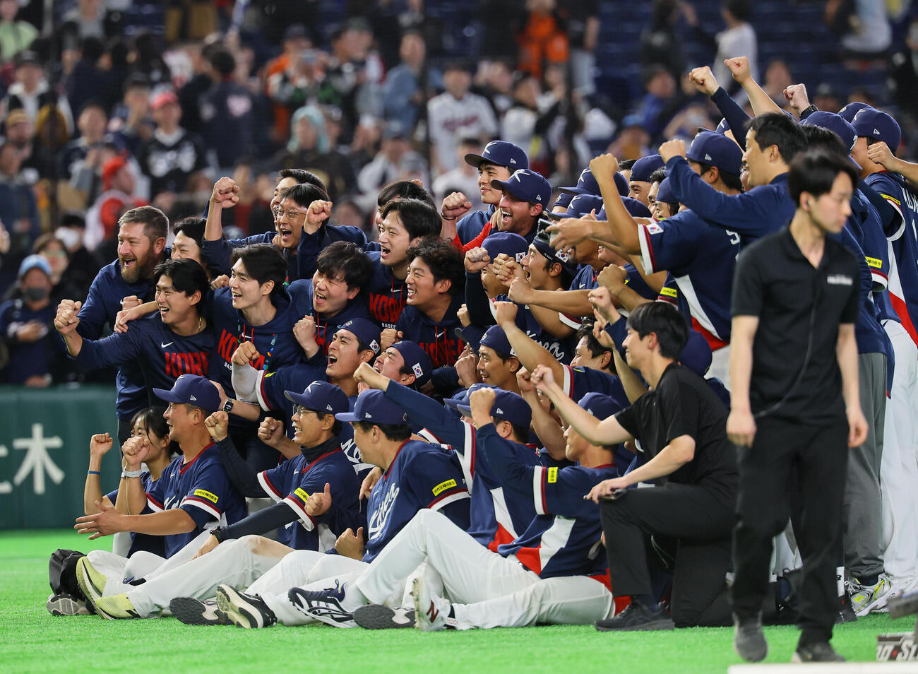 オーストラリアに勝利し、集合写真を撮る韓国代表（撮影・藤尾明華）