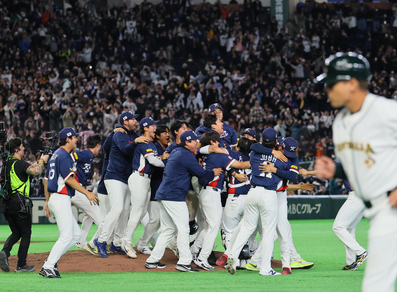 オーストラリアに勝利し、歓喜に沸く韓国ナイン（撮影・藤尾明華）