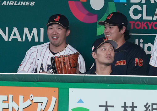 日本対チェコ　3回表、ベンチで笑顔の大谷（右）と鈴木（左）（撮影・鈴木みどり）