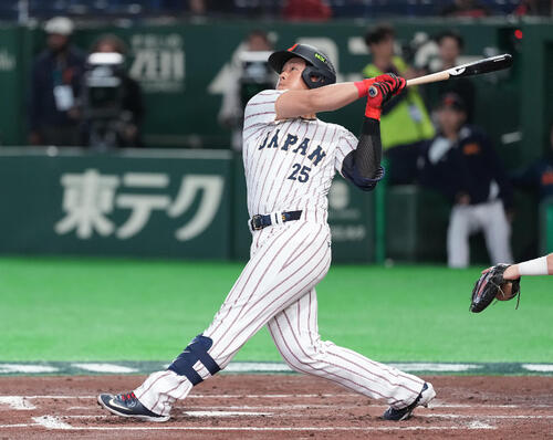 日本対チェコ　4回裏日本1死一塁、二塁打を放つ岡本（撮影・鈴木みどり）