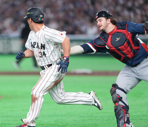 日本対チェコ　4回裏日本1死二、三塁、小園の投ゴロで三本間で挟まれアウトとなる三塁走者吉田。捕手チェルベンカ（撮影・鈴木みどり）