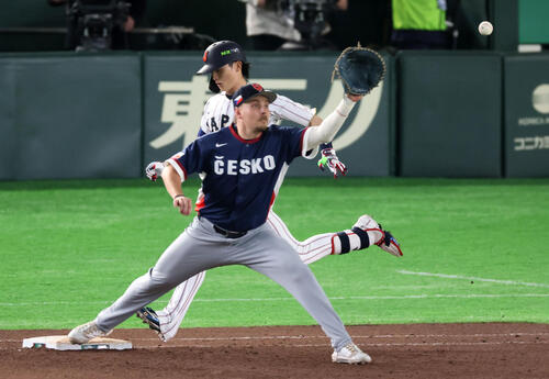 日本対チェコ　7回裏日本無死、周東は内野安打で出塁（撮影・加藤哉）
