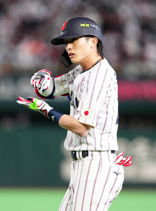 日本対チェコ　7回裏日本無死、遊撃内野安打とし、お茶たてポーズを見せる周東（撮影・江口和貴）