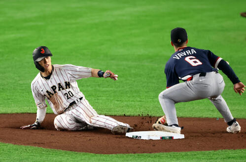 日本対チェコ　7回裏日本無死一塁、一塁走者周東は打者中村悠のとき二塁盗塁を決める（撮影・加藤哉）