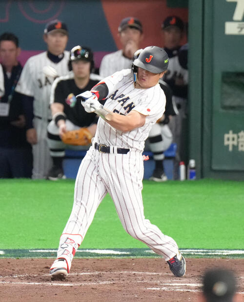 日本対チェコ　8回裏日本2死満塁、村上は満塁本塁打を放つ（撮影・足立雅史）