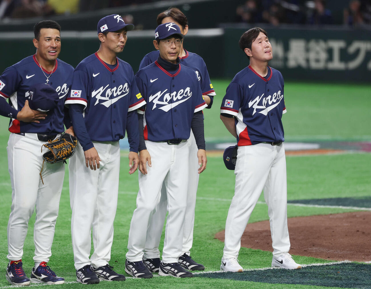オーストラリア対韓国　準々決勝進出を決め感極まる韓国柳志■（■は火ヘンに玄）監督（右）（撮影・宮地輝）