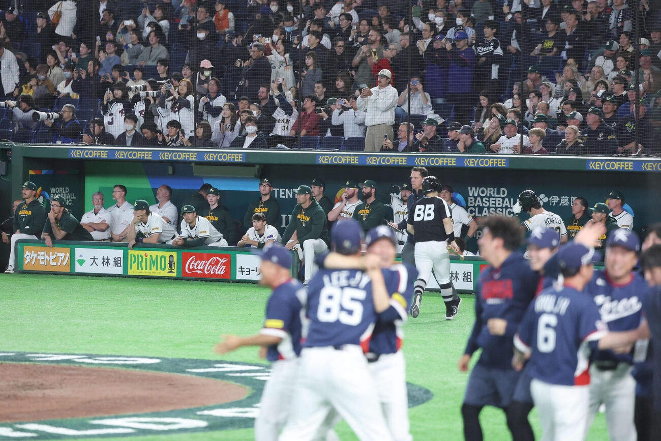 オーストラリア対韓国　準々決勝進出を逃しぼうぜんとするオーストラリアの選手たち（撮影・宮地輝）