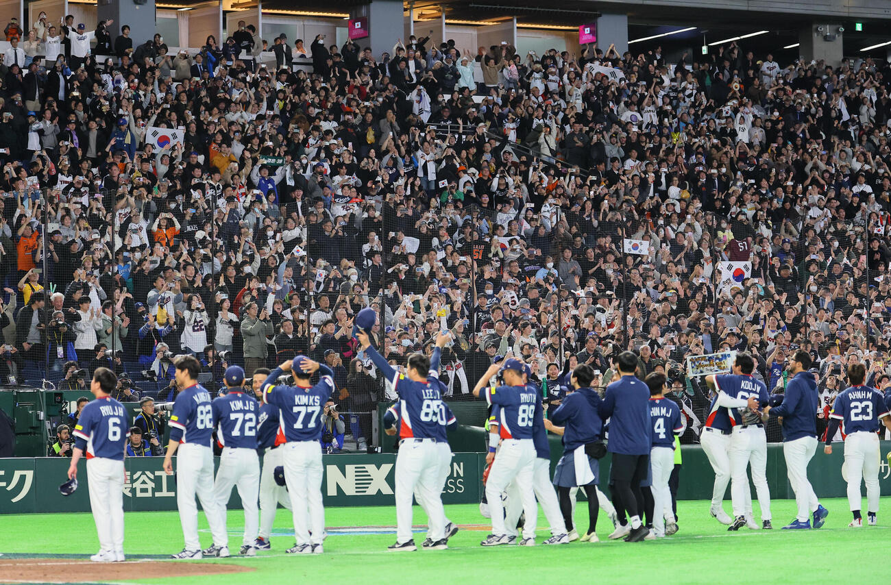オーストラリアに勝利し、選手に拍手を送るファン（撮影・藤尾明華）