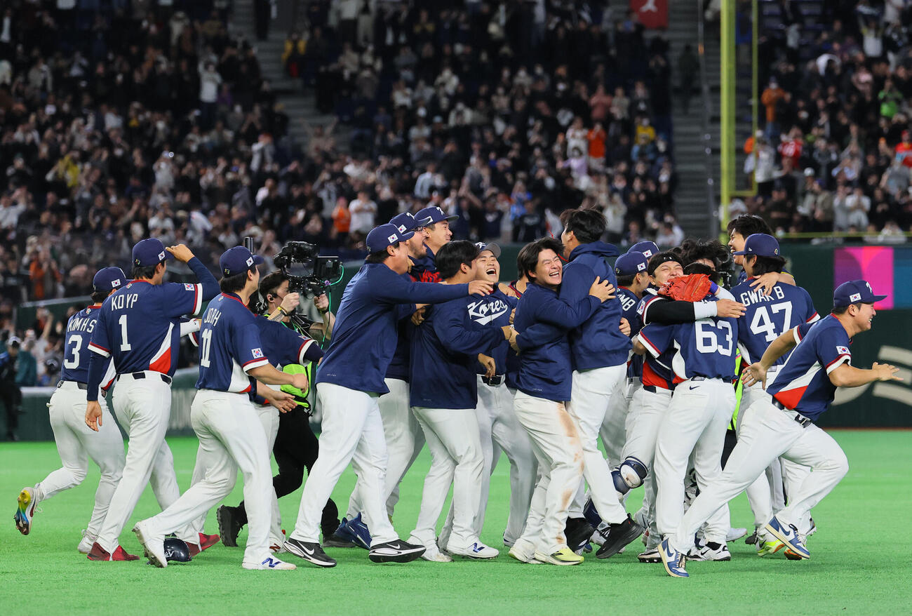 オーストラリアに勝利し、歓喜に沸く韓国ナイン（撮影・藤尾明華）