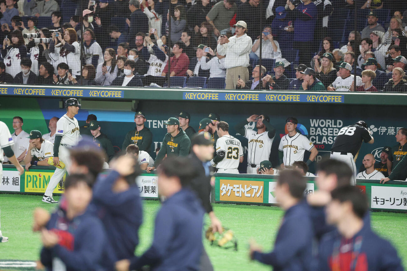 オーストラリア対韓国　準々決勝進出を逃しぼうぜんとするオーストラリアの選手たち（撮影・宮地輝）