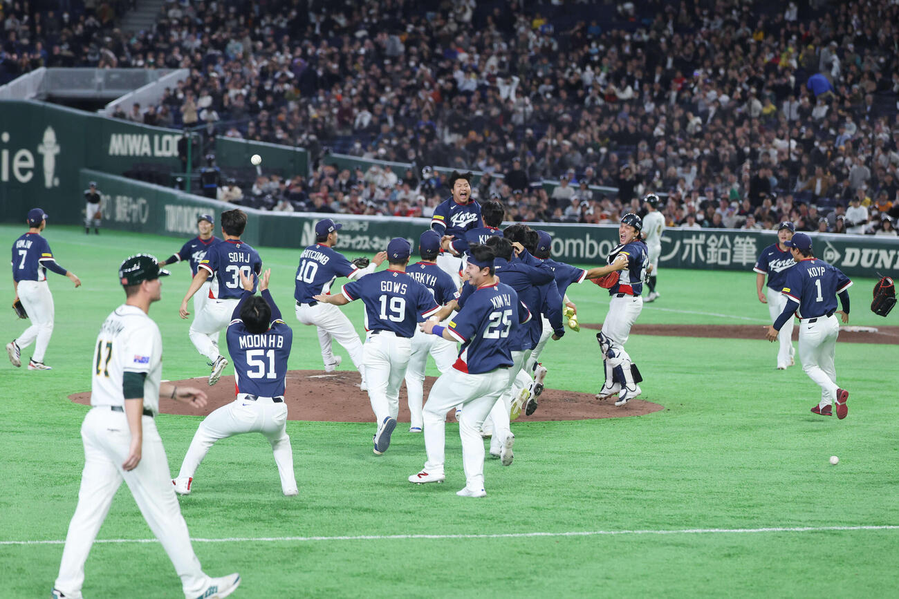 オーストラリア対韓国　準々決勝進出を決め歓喜する韓国の選手たち（撮影・宮地輝）
