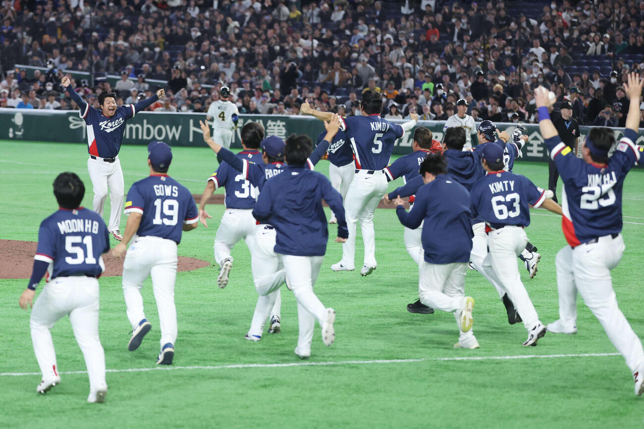 オーストラリア対韓国　準々決勝進出を決め歓喜する韓国の選手たち（撮影・宮地輝）