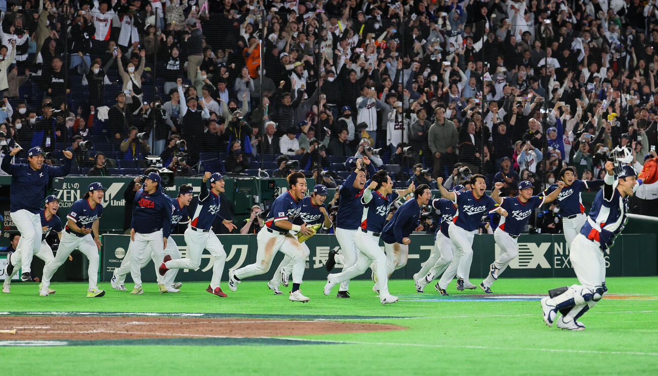 オーストラリアに勝利し、ベンチを飛び出す韓国ナイン（撮影・藤尾明華）