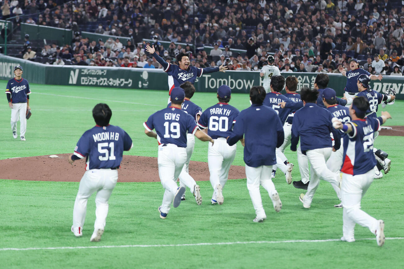 オーストラリア対韓国　準々決勝進出を決め歓喜する韓国の選手たち（撮影・宮地輝）