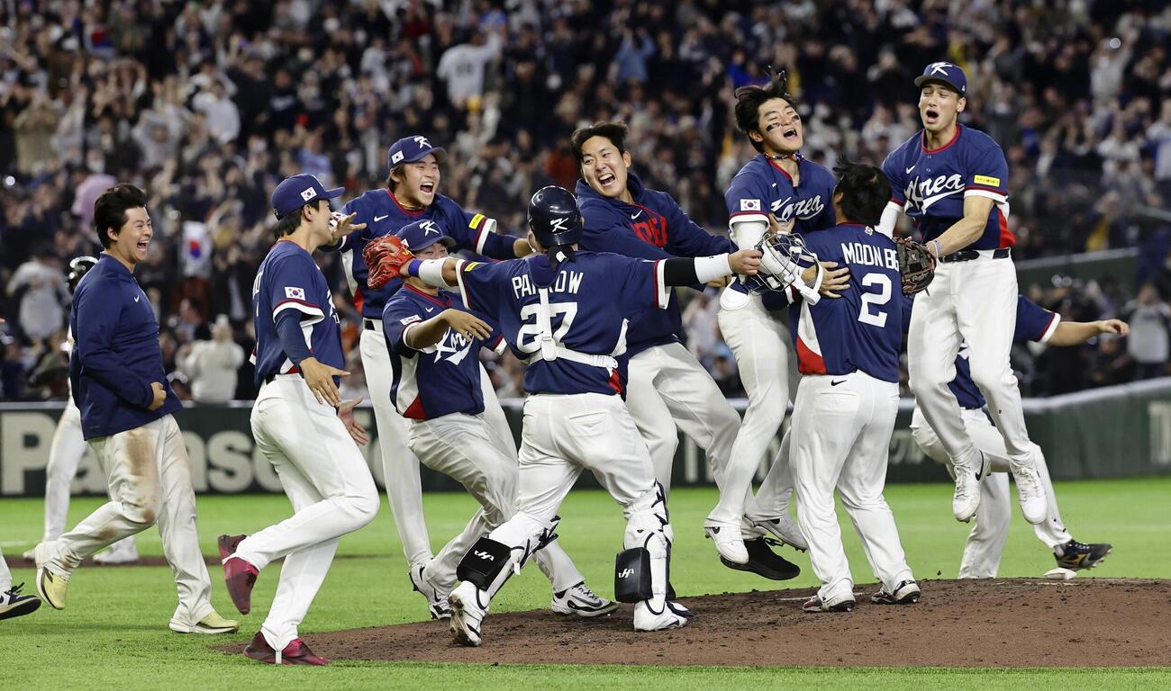 オーストラリアに勝利し、喜ぶ韓国の選手たち（共同）