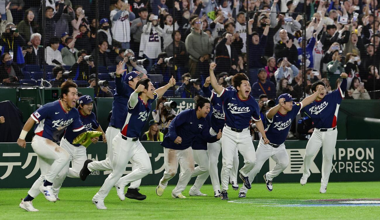 オーストラリアに勝利し、喜ぶ韓国の選手たち（共同）