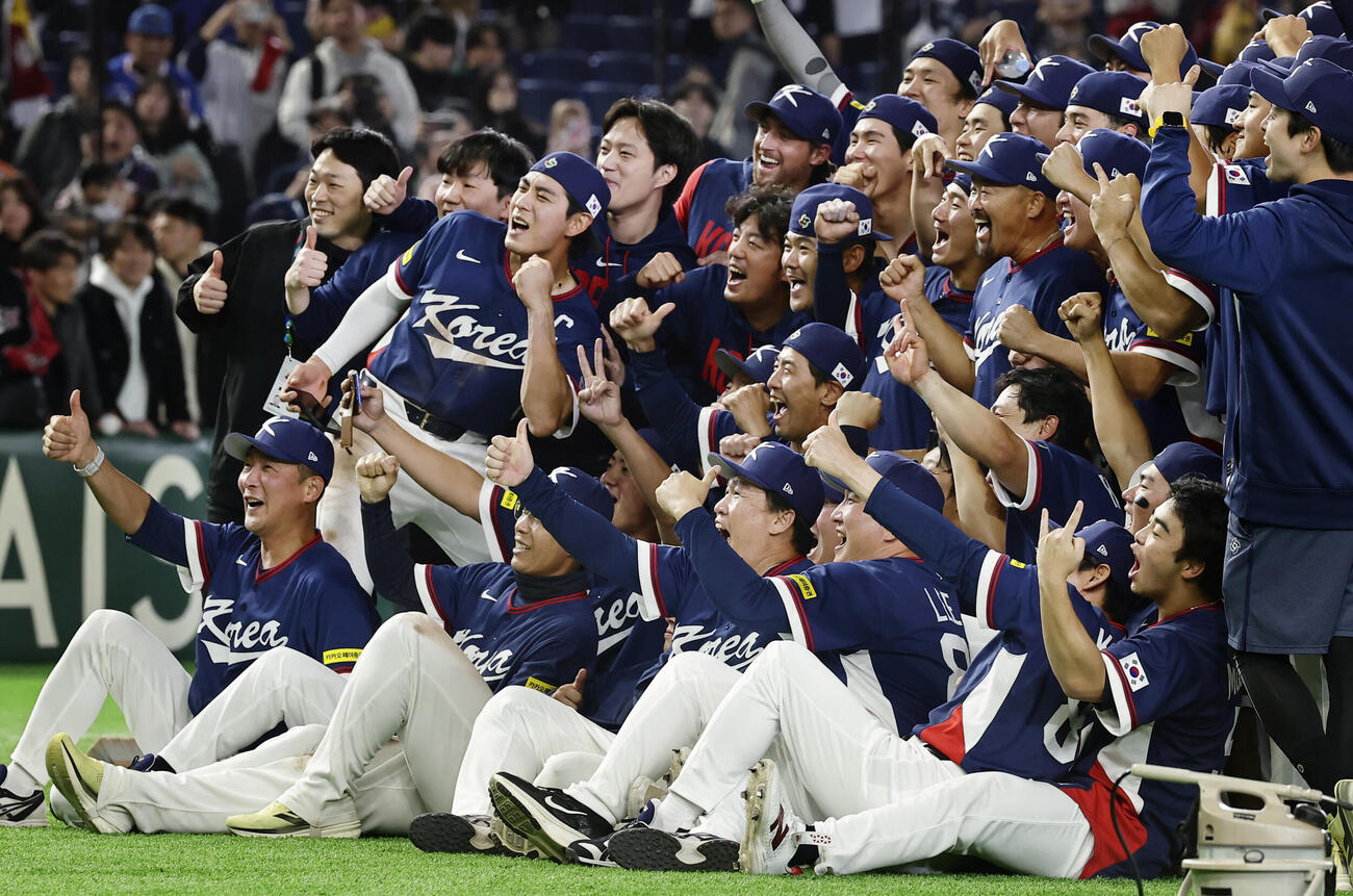 オーストラリアに勝利し、笑顔で記念撮影する韓国の選手たち（共同）