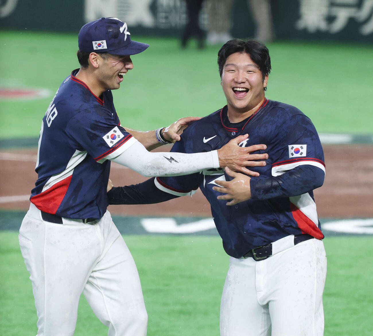 オーストラリア対韓国　準々決勝進出を決めウオーターシャワーを浴びた韓国文保景（右）（撮影・宮地輝）