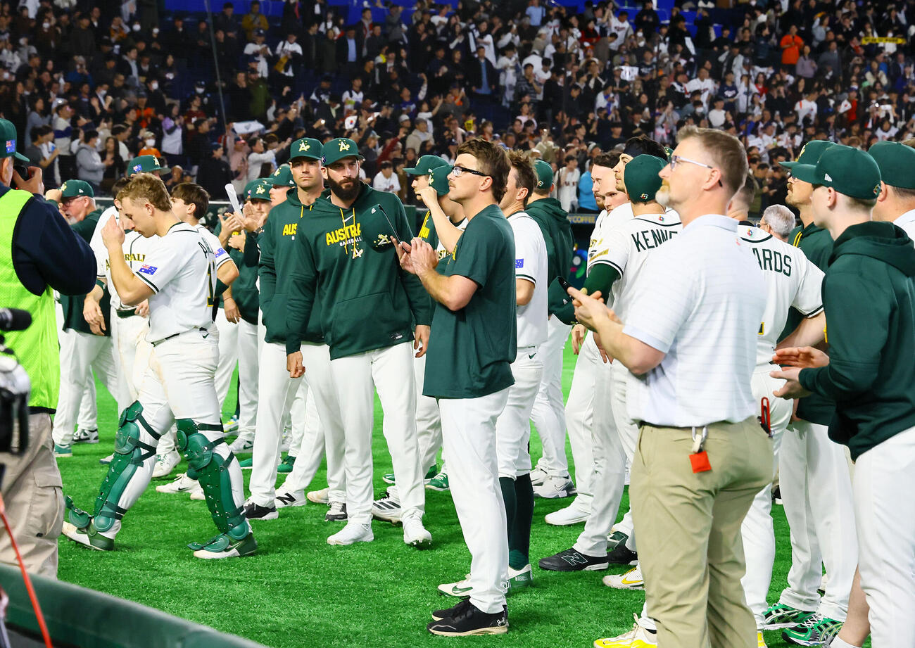 国オーストラリア対韓国　予選リーグ敗退は決まり、スタンドにあいさつするオーストラリア代表（撮影・藤尾明華）