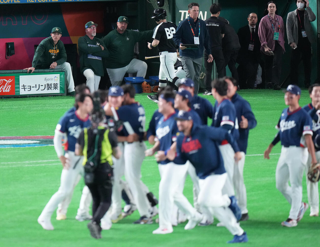 オーストラリア対韓国　韓国に敗れ準々決勝進出を逃し、ぼうぜんとするオーストラリアのニルソン監督（後方左から3人目）（撮影・鈴木みどり）
