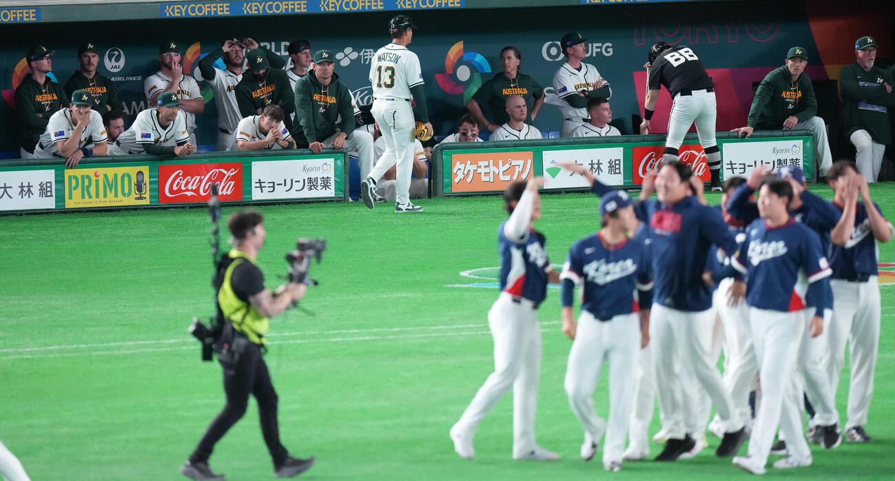 オーストラリア対韓国　韓国に敗れ準々決勝進出を逃し、ぼうぜんとするオーストラリアナイン（撮影・鈴木みどり）