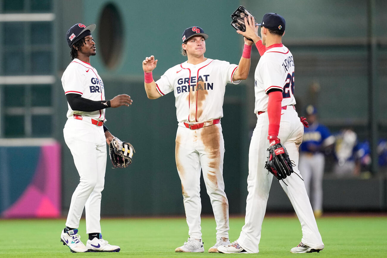 初勝利を喜ぶ英国代表（AP）