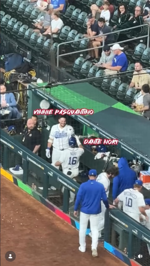 ノーリ（手前）にエスプレッソを差し出すパスカンティーノ（MLB選手会のインスタグラムから）