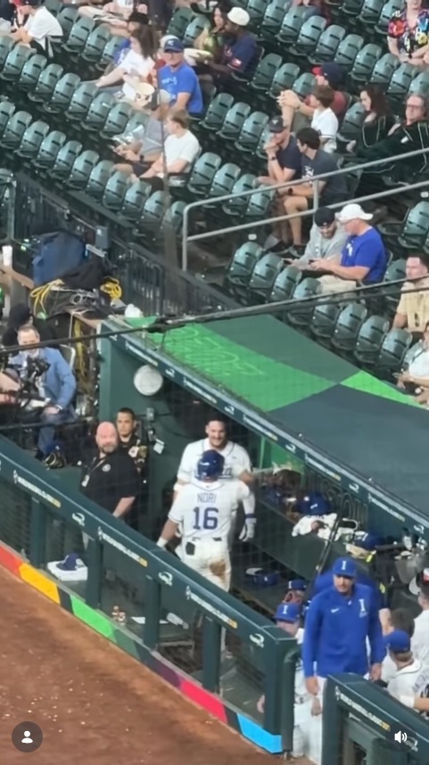 パスカンティーノから差し出されたエスプレッソを飲むノーリ（手前、MLB選手会のインスタグラムから）
