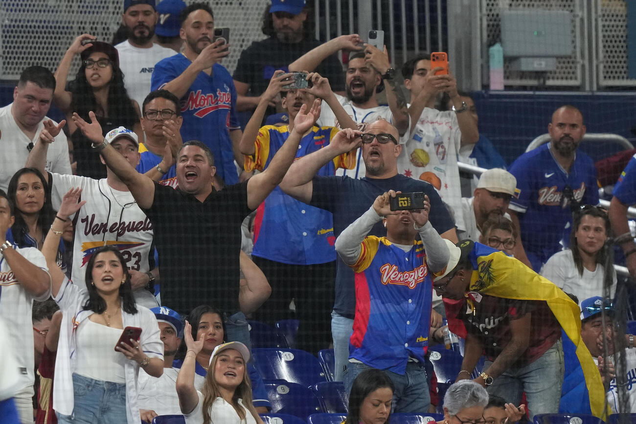 WBCニカラグア戦でベネズエラに声援を送るファン（AP）
