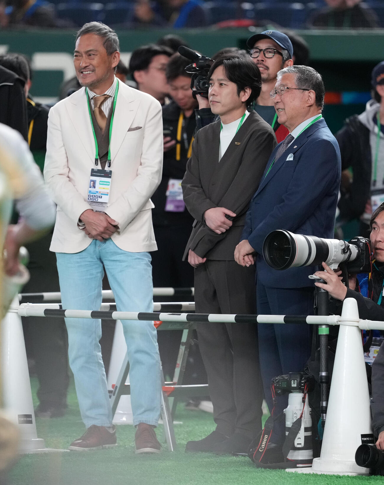 日本対チェコ　試合前練習を見守る、左から渡辺謙、二宮和也、徳光和夫（撮影・鈴木みどり）