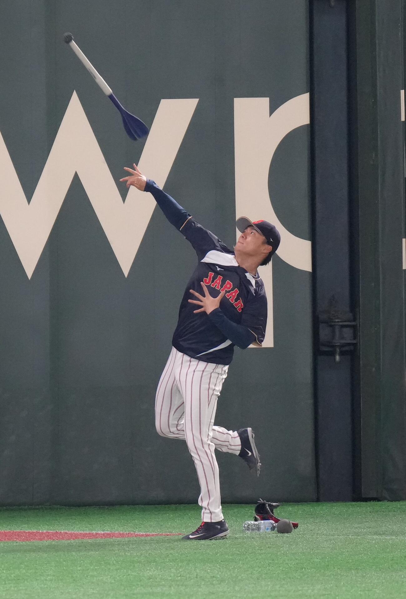 日本対チェコ　試合前、やり投げトレーニングを行う山本（撮影・足立雅史）