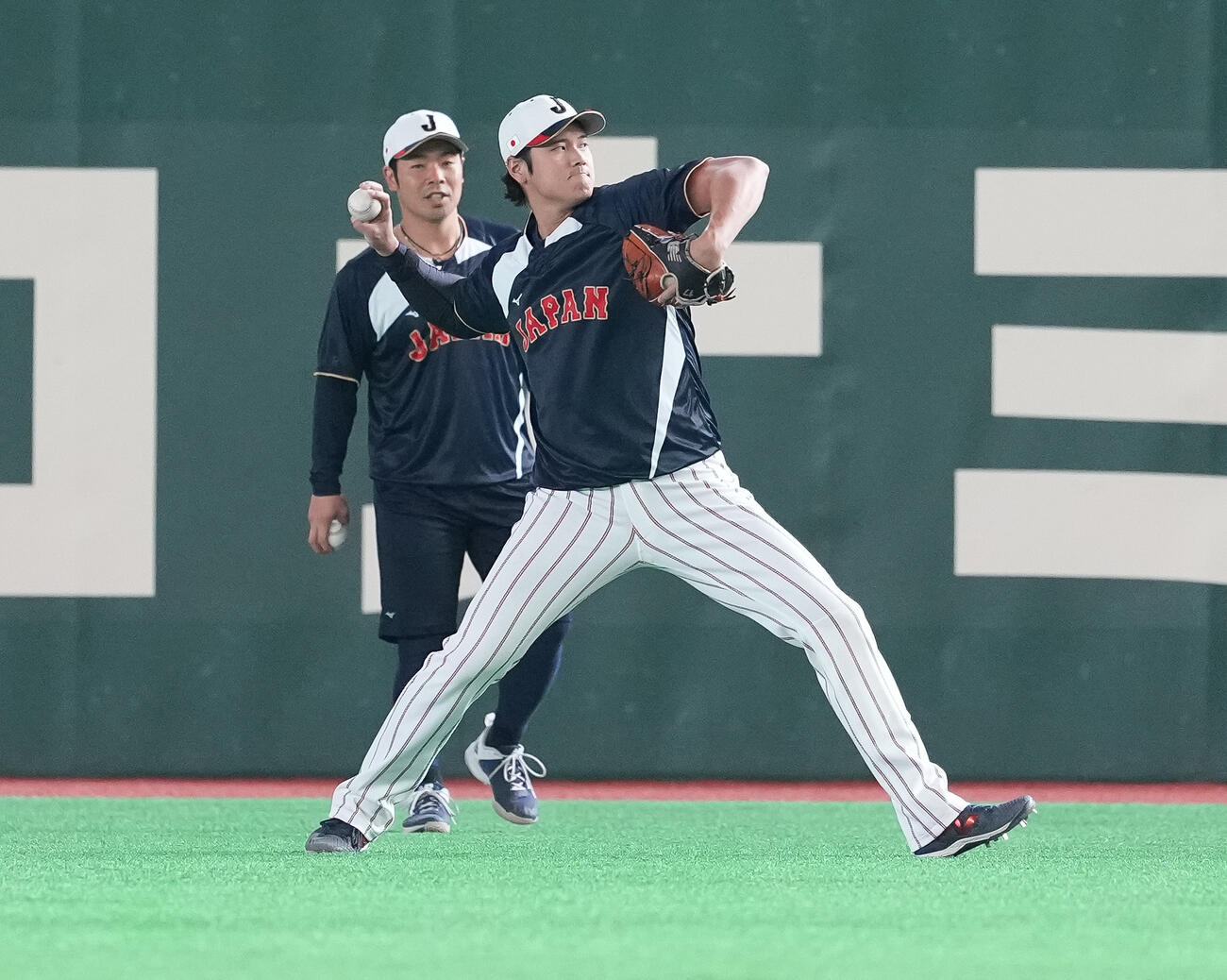 日本対チェコ　試合前練習でキャッチボールする大谷。後方は近藤（撮影・鈴木みどり）