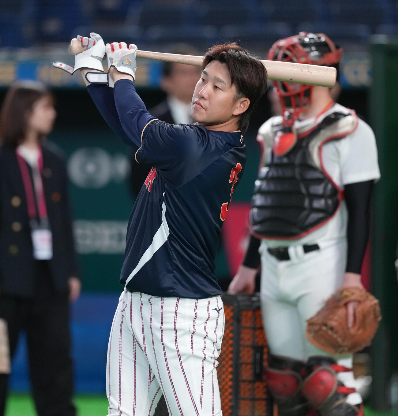 日本対チェコ　試合前練習で素振りする小園（撮影・鈴木みどり）