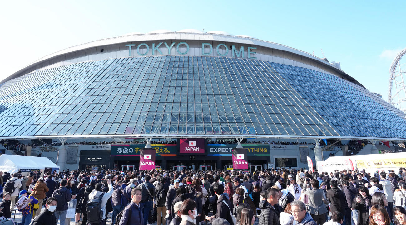 試合前、東京ドームの前に集まった多くのファン（撮影・足立雅史）