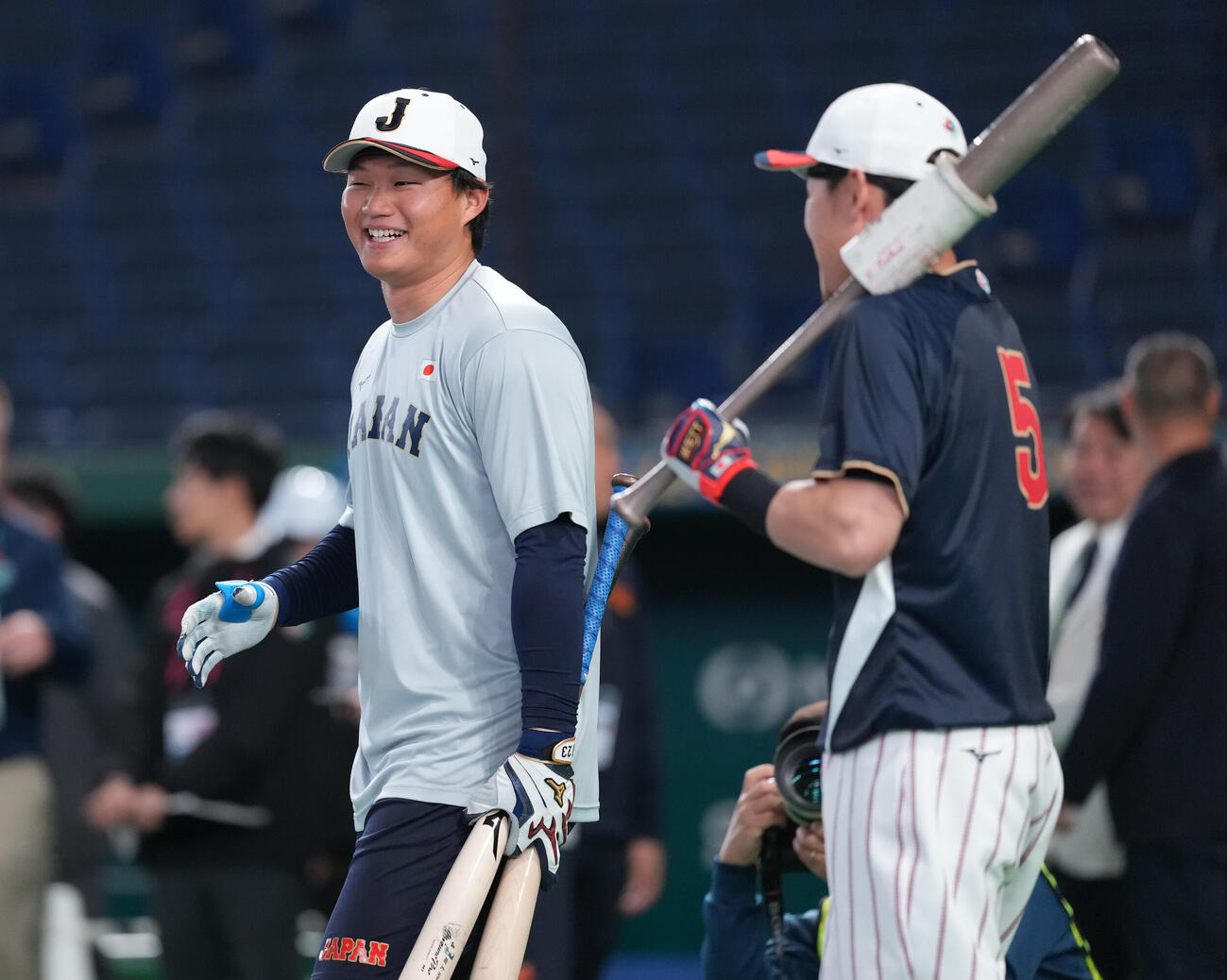 日本対チェコ　試合前練習で牧原大（右）と談笑する森下（撮影・鈴木みどり）