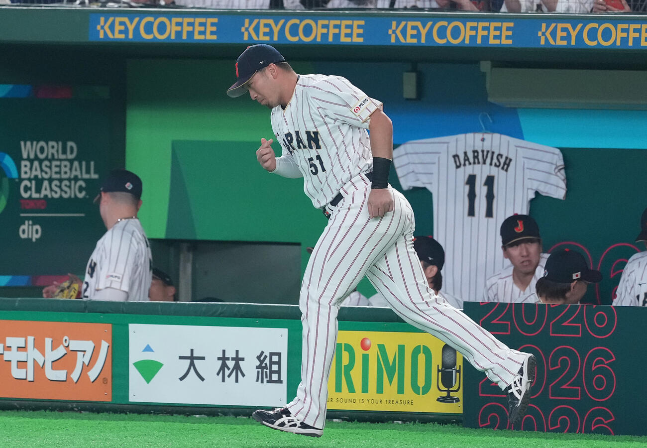 日本対チェコ　試合前セレモニーに向かう鈴木（撮影・鈴木みどり）